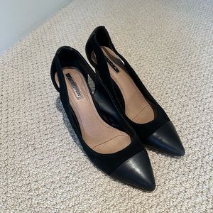 Tahari size 8 women’s heels suede.